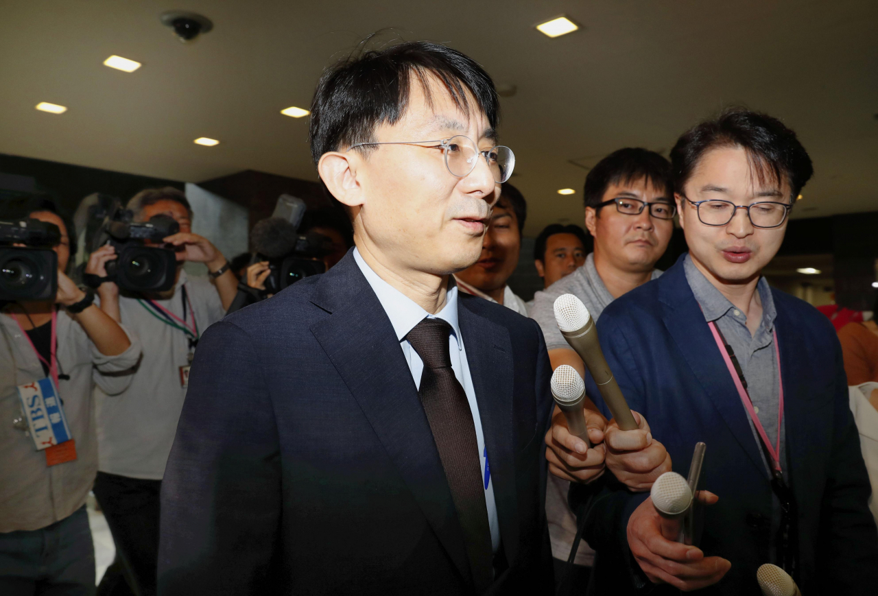 김정한 한국 외교부 아시아태평양국장이 다키자키 시게키(瀧崎成樹) 일본 외무성 아시아대양주국장과 국장급 협의를 하기 위해 지난 20일 오전 일본 외무성에 도착해 회의장으로 향하고 있다. [연합]
