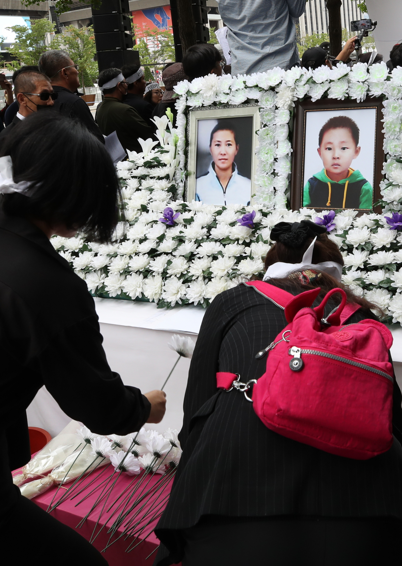 21일 오후 서울 광화문 교보문고 앞에서 지난 7월 말 임대아파트에서 숨진 탈북민 모자를 추모하는 행사가 열리고 있다. 연합뉴스