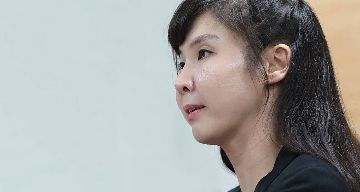 서지현 성남지청 부부장검사가 조국 법무부 장관을 둘러싼 수사와 관련 ‘검사의 도가 지나쳐도 왜 평검사들은 가만히 있냐’는 일부 지적에 대한 입장을 밝혔다. [연합]