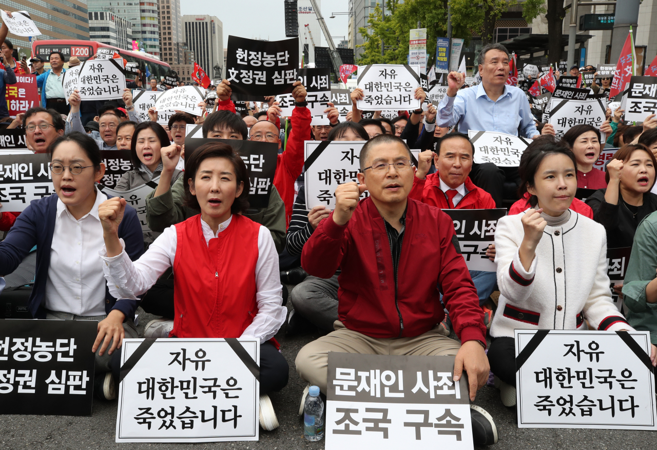 자유한국당 황교안 대표와 나경원 원내대표가 21일 오후 서울 광화문 세종문화회관에서 열린 '문재인 정권 헌정 유린 중단과 위선자 조국 파면 촉구' 대규모 장외집회에 참석해 구호를 외치고 있다. 연합뉴스