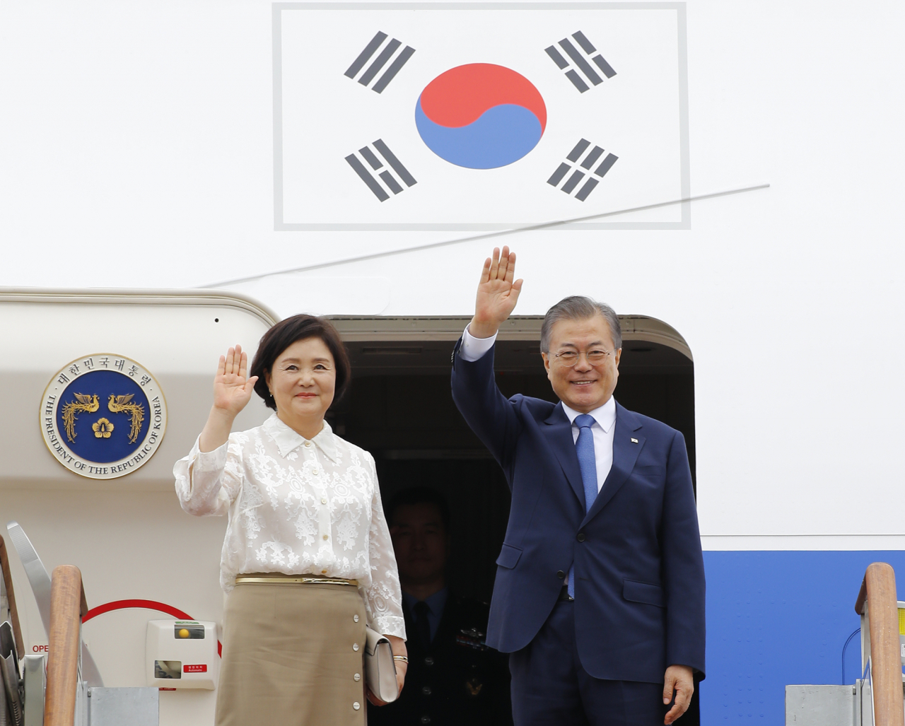 동남아 3개국 순방길에 오르는 문재인 대통령이 김정숙 여사와 1일 오후 서울공항 공군 1호기에서 손을 흔들고 있다. [연합]