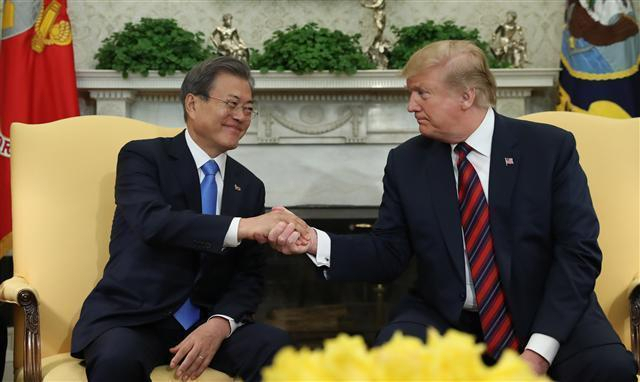 문재인 대통령과 도널드 트럼프 미국 대통령이 지난 4월 11일 오후(현지시간) 워싱턴 백악관 오벌오피스에서 열린 단독회담에서 악수하고 있다. [연합]