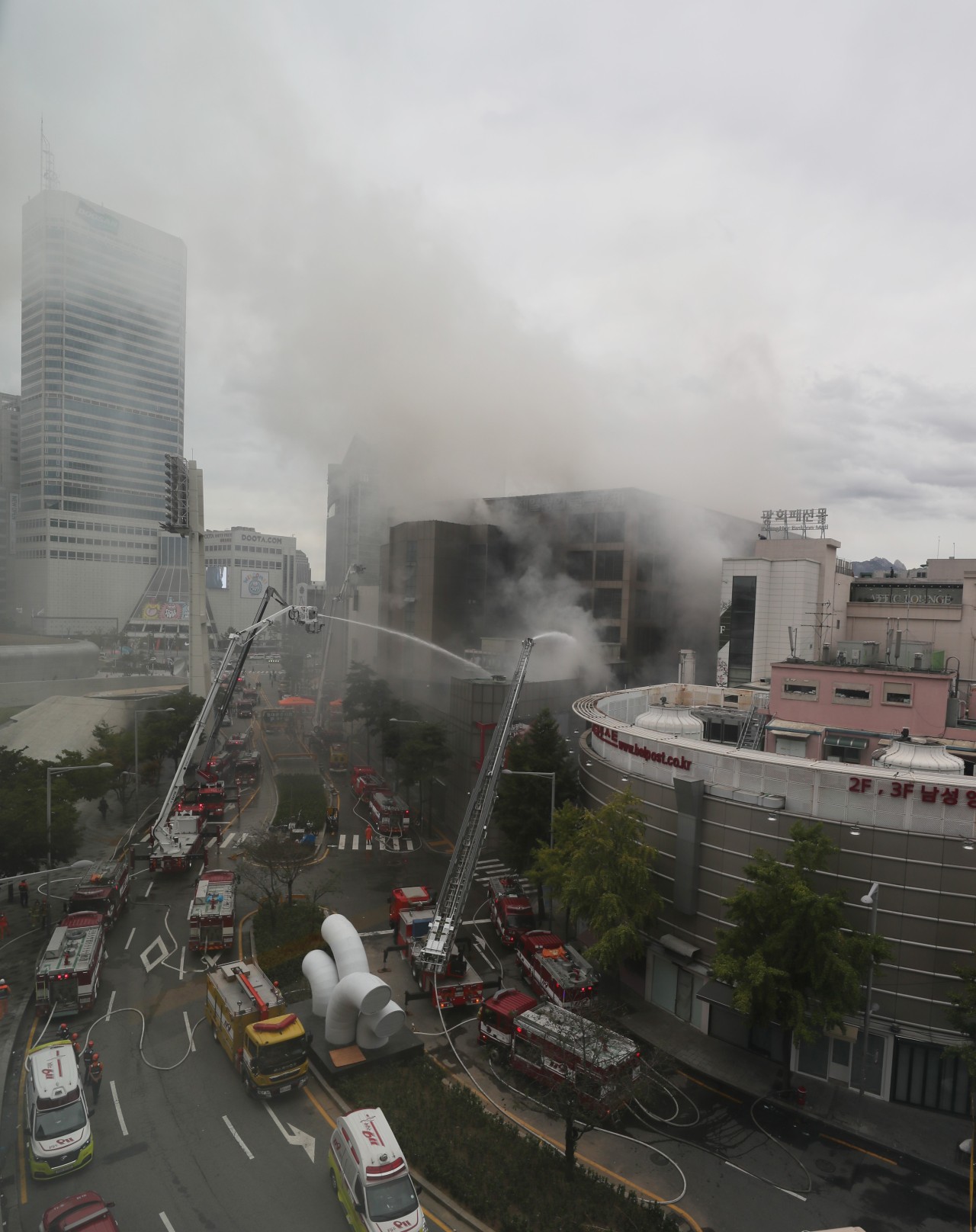 Firefighters attempt to subdue a fire at Jeil Pyunghwa Clothing Market in Sindang-dong, Seoul, at around 11 a.m. Sunday (Yonhap)