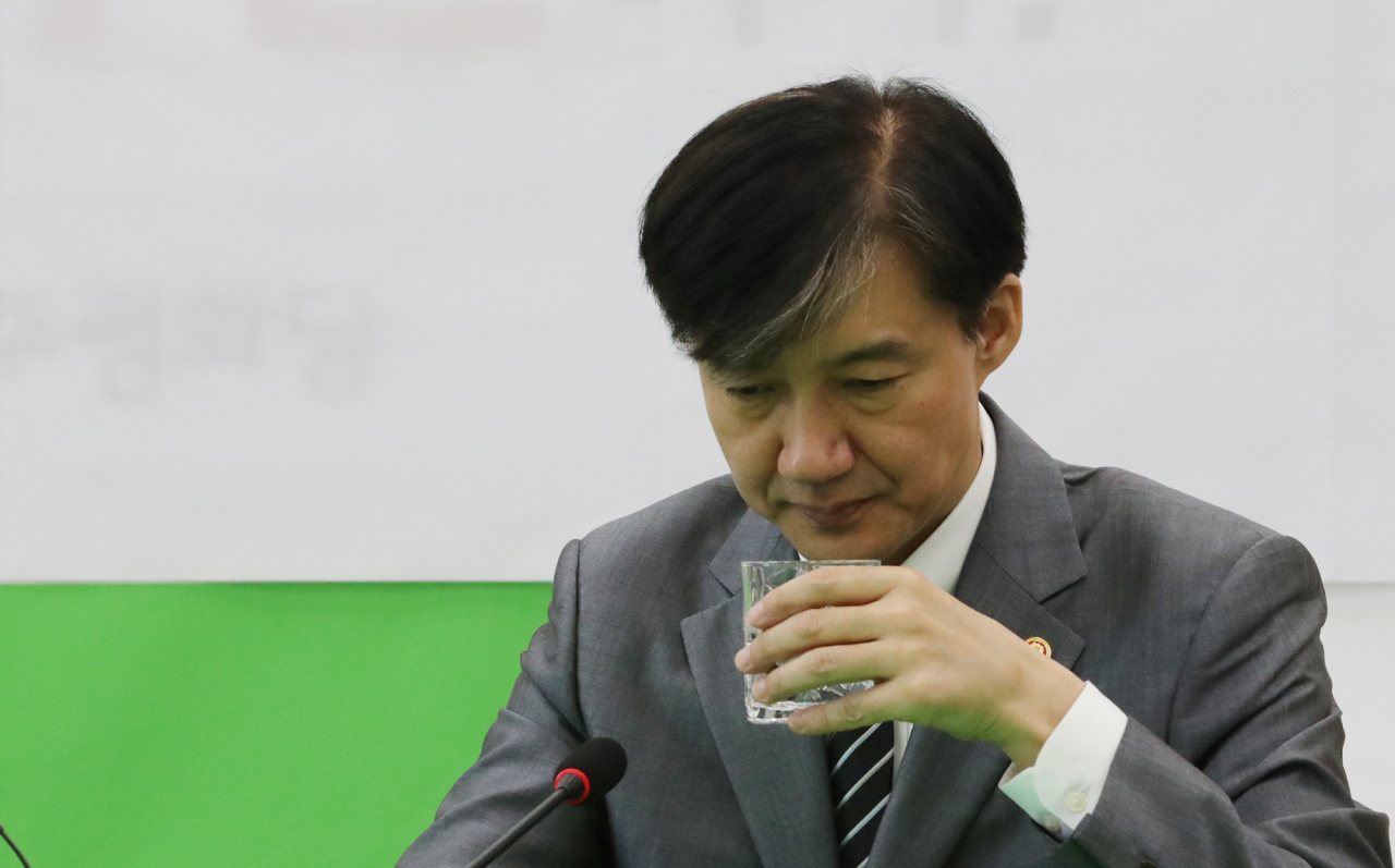 조국 법무부 장관이 19일 국회 민주평화당 정동영 대표를 예방하고 있다. 연합뉴스