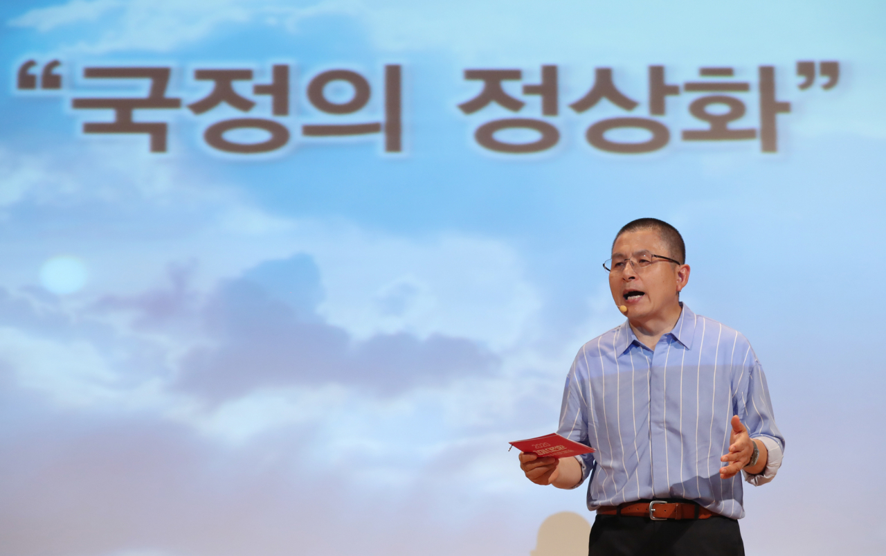 황교안 자유한국당 대표가 22일 오전 국회 의원회관에서 열린 '민부론' 발간 국민보고대회에서 프리젠테이션을 하고 있다. [연합]