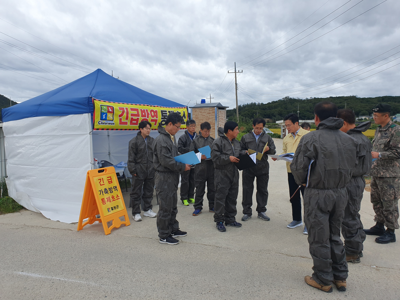 이재욱(오른쪽 네번째) 농림축산식품부 차관은 22일 강원 철원 밀집사육단지를 방문, 방역상황을 점검하고 있다. ［농림축산식품부 제공］