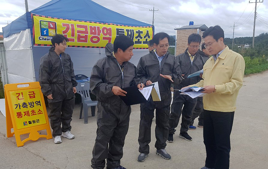 이재욱 농림축산식품부 차관(오른쪽)이 22일 강원 철원군 동송읍 오지리의 양돈 밀집 사육단지 입구 통제소를 방문, 아프리카돼지열병(ASF) 방역 상황을 점검하고 있다. ［연합］