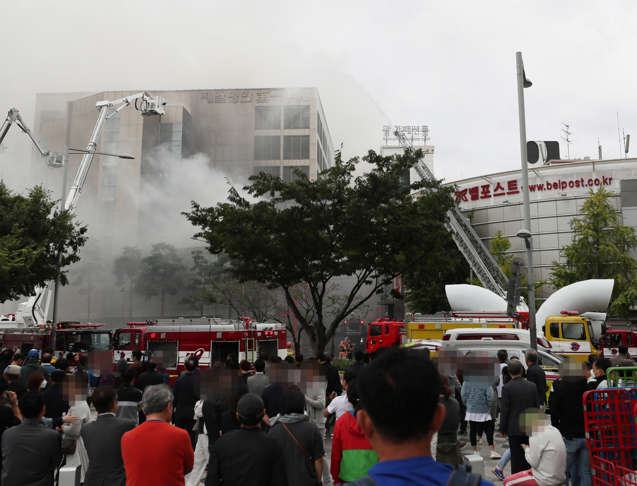 22일 오전 서울 중구 제일평화시장에서 화재가 발생해 소방대원들이 진화작업을 하고 있다. 연합뉴스