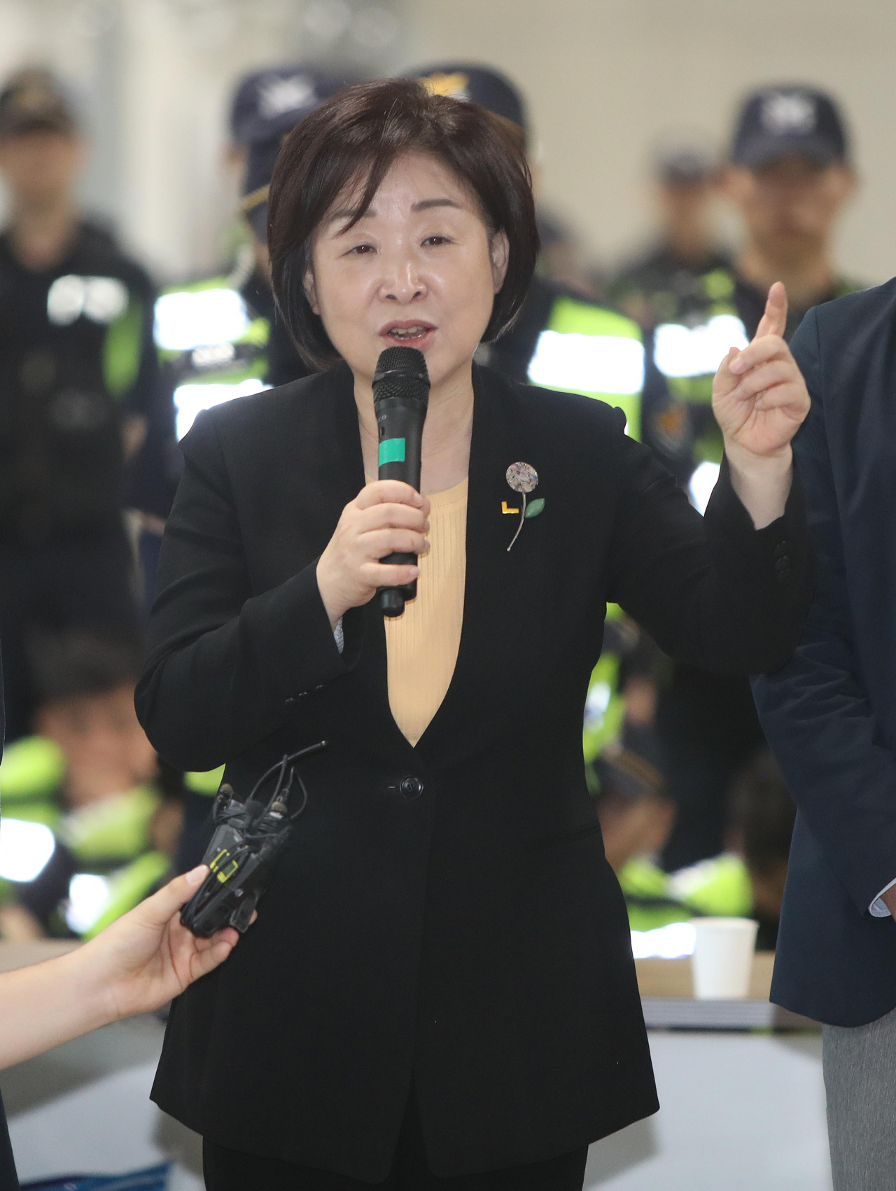 19일 오전 경북 김천시 한국도로공사 본사에서 정의당 심상정 대표가 직접 고용을 촉구하며 11일째 본사 점거 농성 중인 톨게이트 요금 수납원 250여명을 찾아 격려 후 인사말을 하고 있다. 연합뉴스