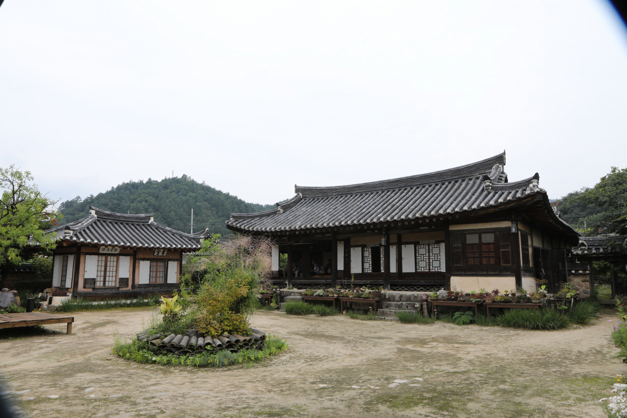 봉화 만산고택. 130여년 동안 후손들이 계속해서 살고 있는 '진짜 고택' 이다.