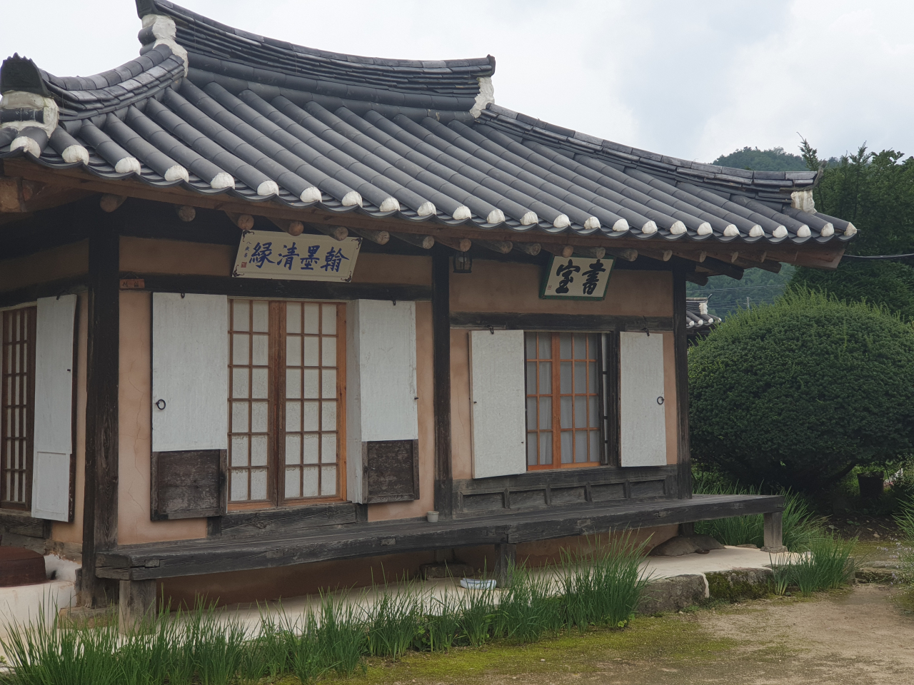 마당에 들어서 왼쪽에 보이는 서실 중 왼쪽의 '한묵청연(翰墨淸緣)’이란 현판은 영친왕이 8세 때 쓴 글씨다.