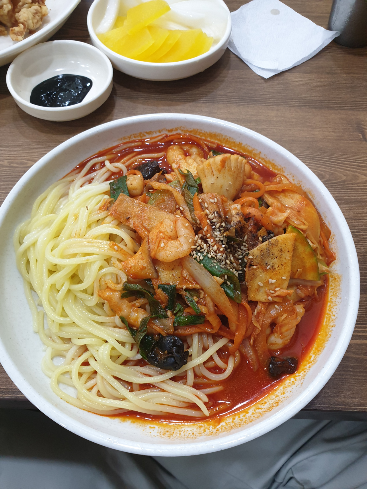 소설가 성석제의 유머넘치는 글에 소개돼 화제가 됐던 봉화 용궁반점의 야끼우동도 별미다.