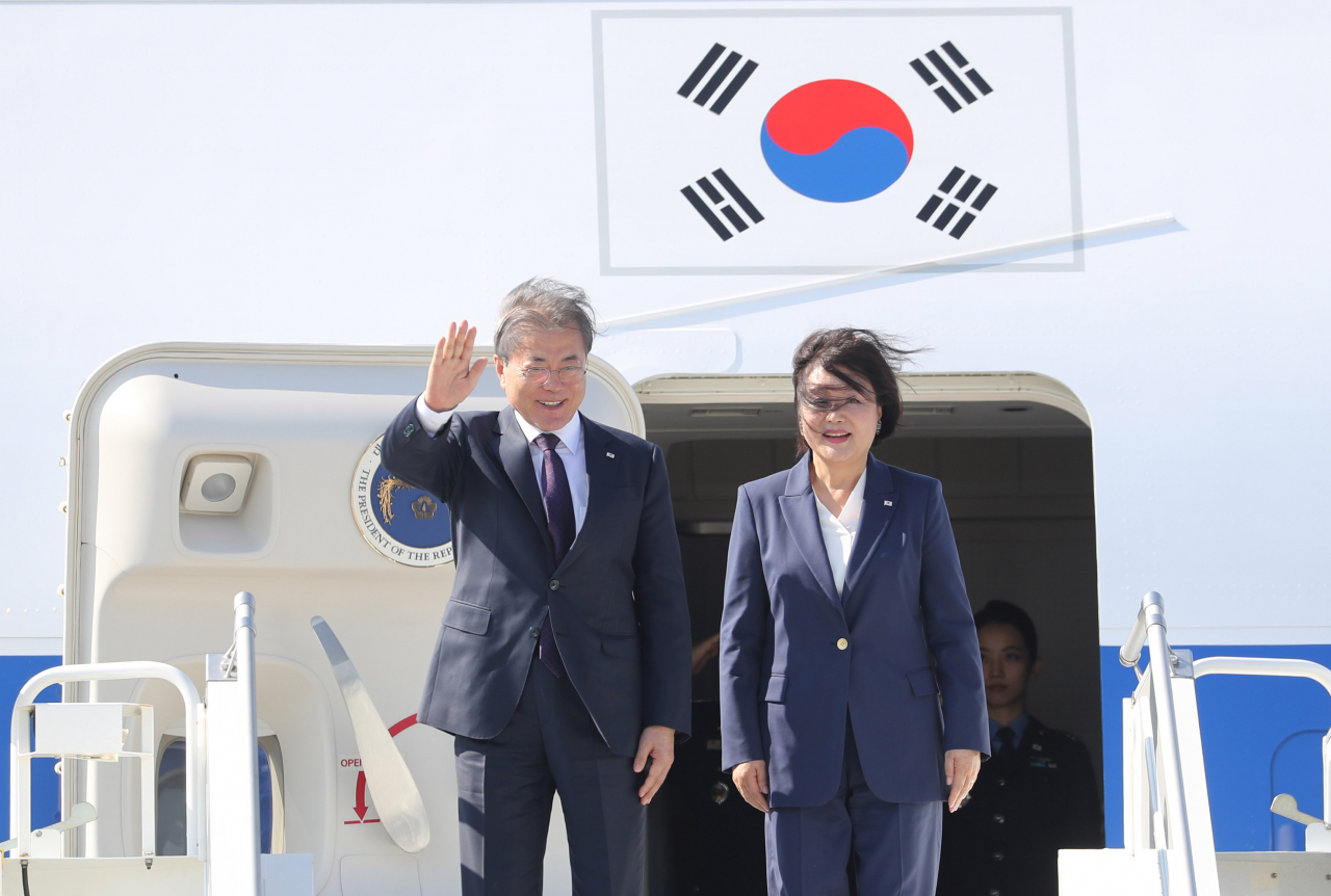 문재인 대통령과 김정숙 여사가 22일 오후(현지시간) 뉴욕JFK 공항에 도착한 공군1호기에서 환영객들에게 인사하고 있다. [연합]