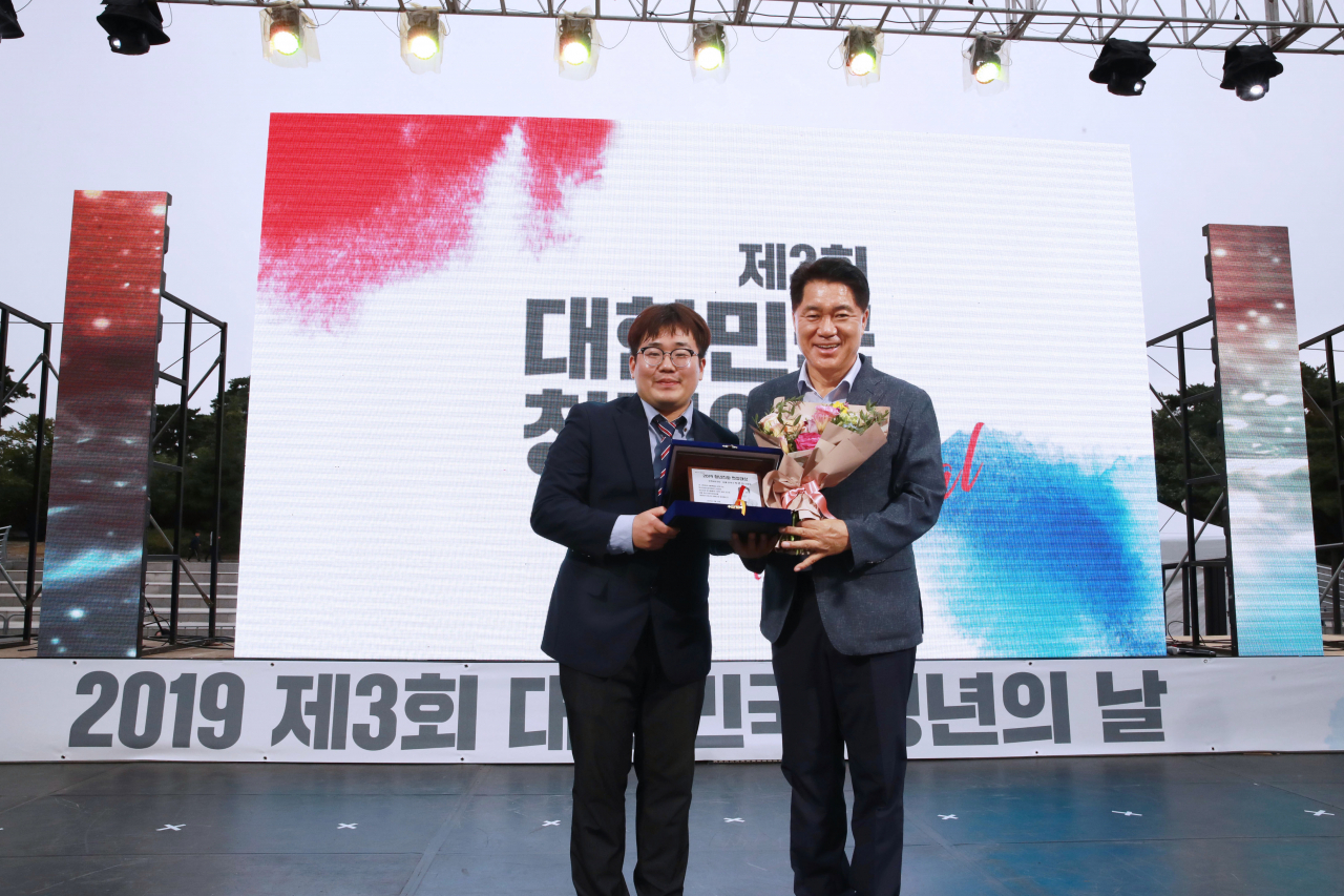 21일 여의도공원에서 개최된 청년친화헌정대상 시상식에서 관악구가 정책부문 대상을 받은 뒤 박준희 관악구청장(오른쪽)이 상패를 들어보이며 웃고 있다. [관악구 제공]