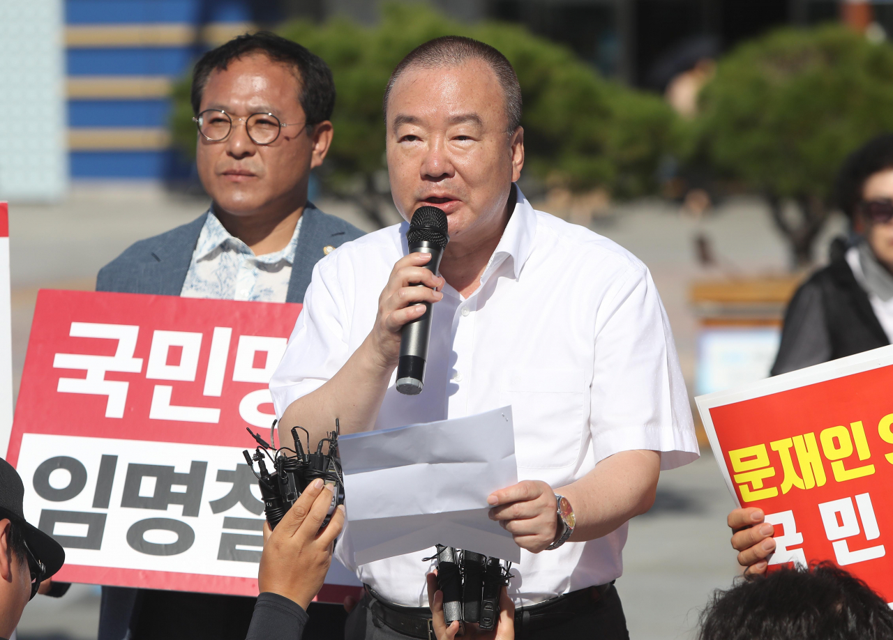 17일 오후 동대구역 광장에서 강효상 자유한국당 의원이 조국 법무부 장관의 사퇴를 촉구하며 삭발 후 발언하고 있다. [연합]