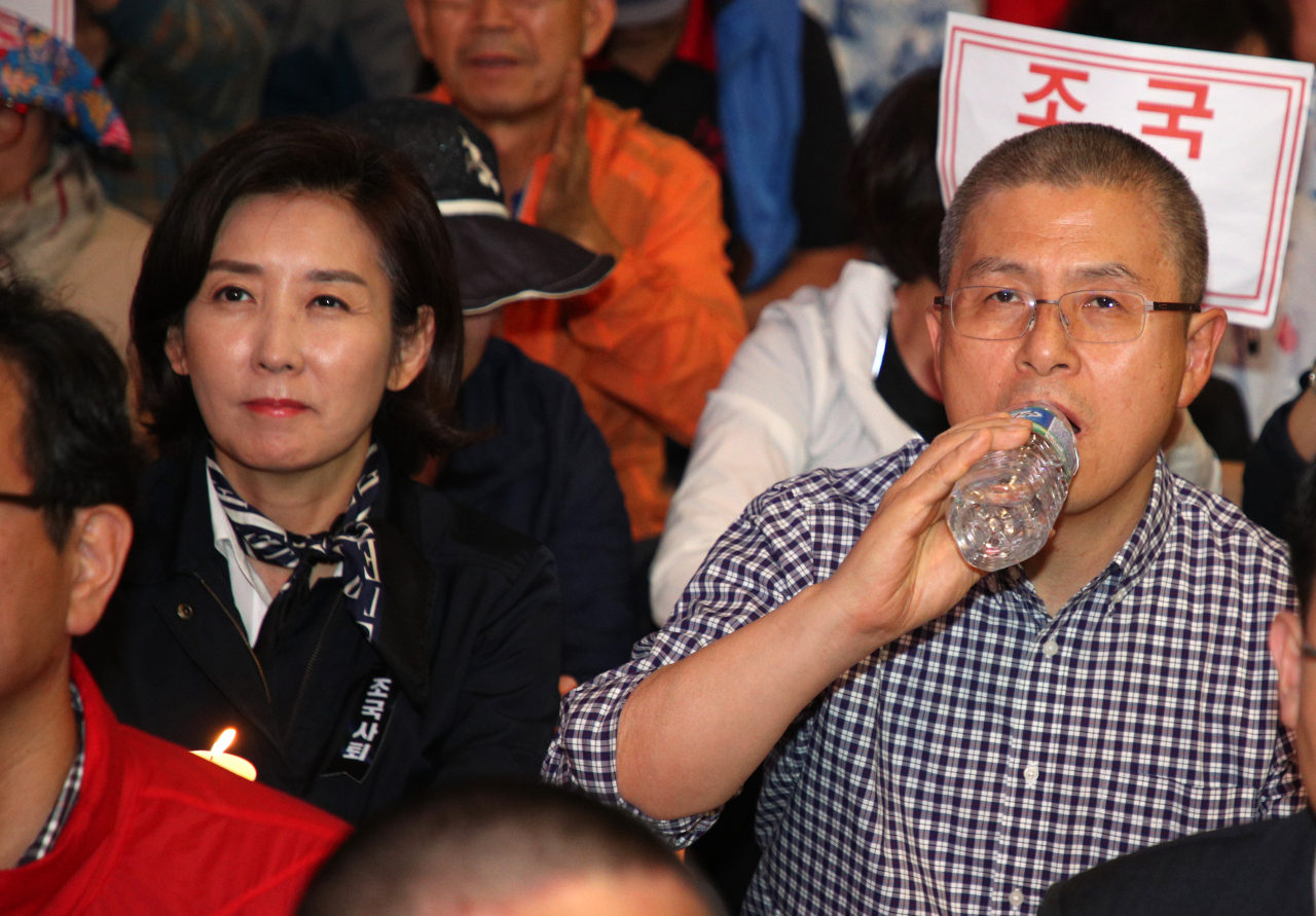 지난달 20일 오후 부산 부산진구 서면 거리에서 열린 '조국 파면 부산시민연대 촛불집회'에서 자유한국당 황교안 대표와 나경원 원내대표가 참석하여 있다. [연합]
