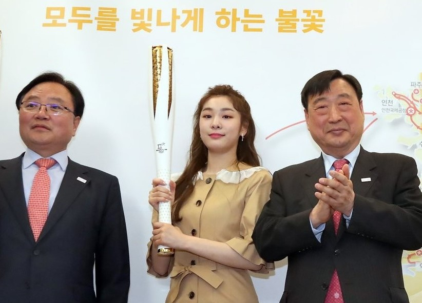 지난 2017년 4월 17일 오전 서울 중구 프레스센터에서 열린 2018 평창 동계올림픽대회 성화봉송로 주자선발계획 언론 설명회에서 이희범 조직위원장(오른쪽부터)과 김연아 홍보대사,김기홍 기획사무차장이 포즈를 취하고 있는 모습. [연합]