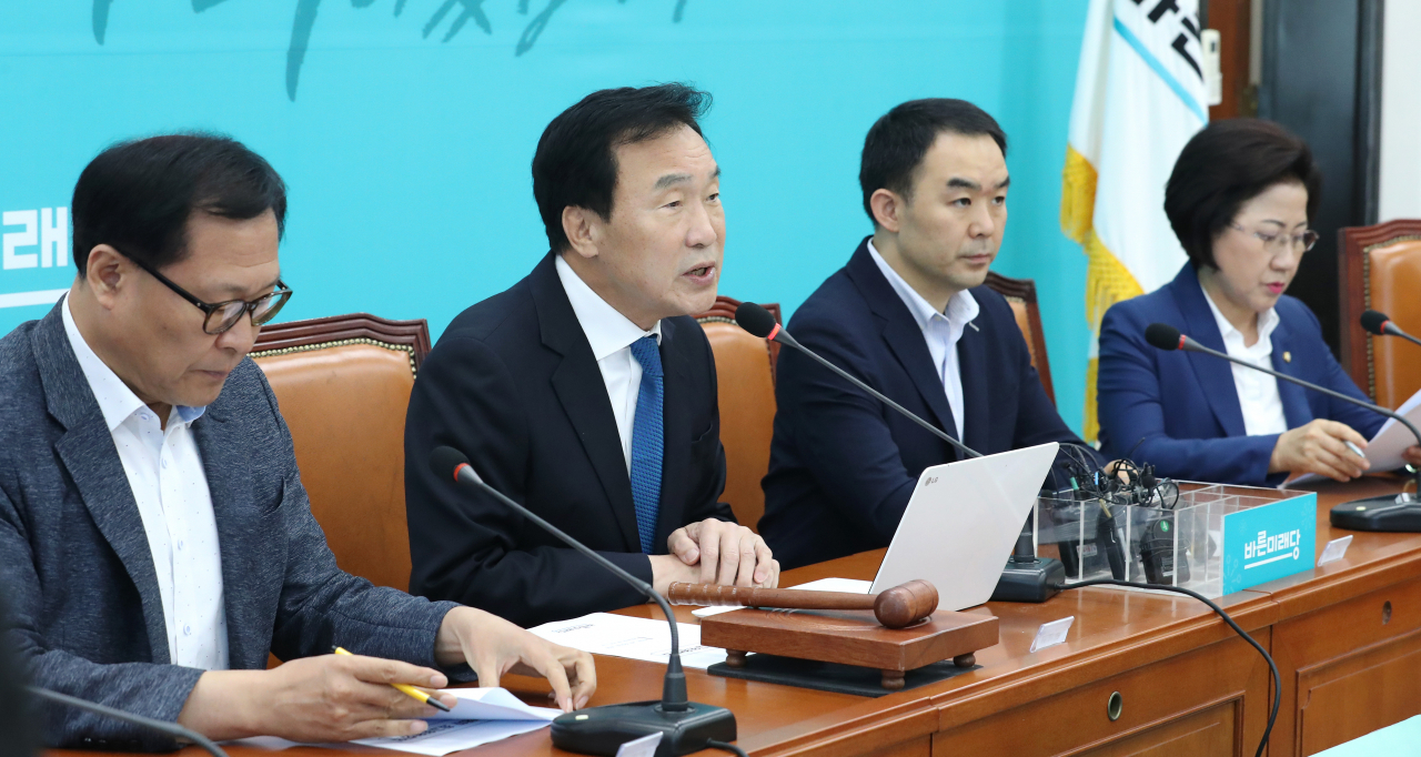 바른미래당 손학규 대표(왼쪽 두번째)가 23일 오전 국회에서 열린 최고위원회의에서 발언하고 있다. 연합뉴스