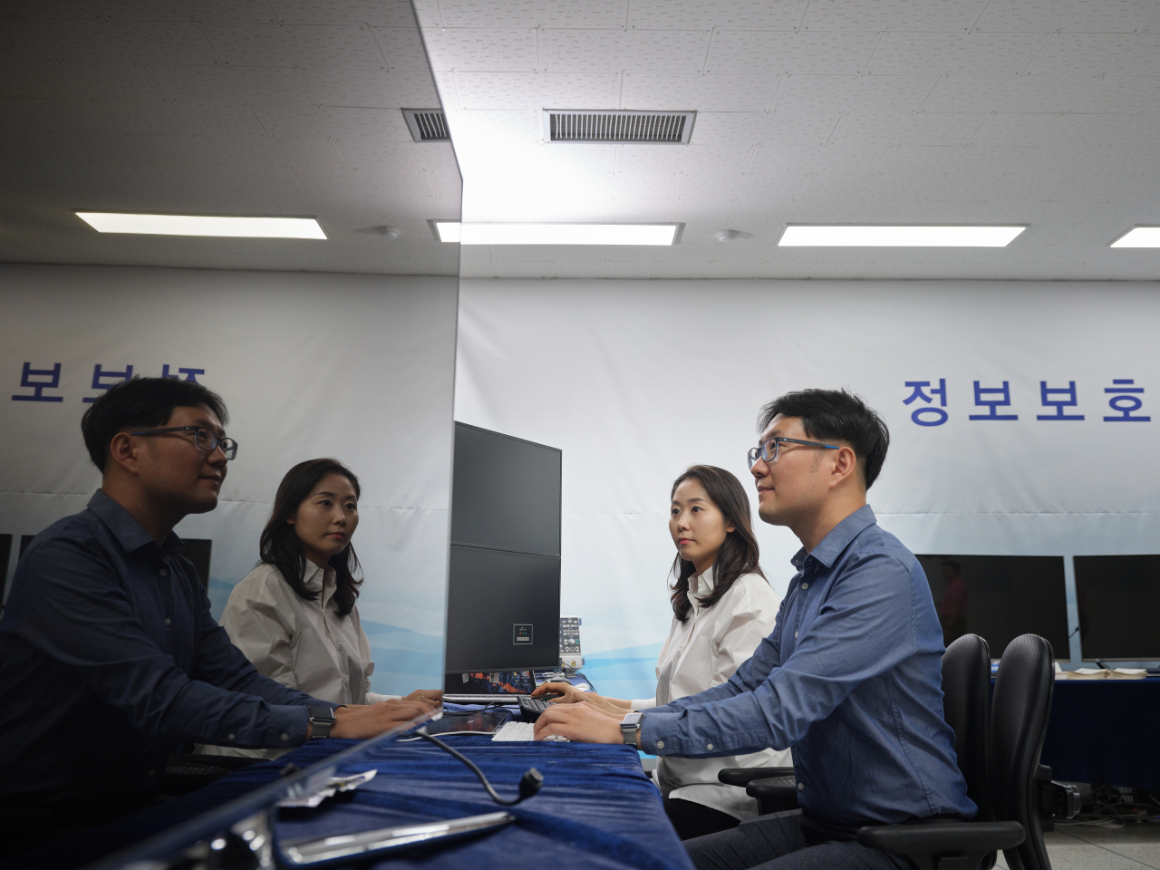 ETRI 연구진이 양자 정보보호 관련 실험을 시연하고 있는 모습.[ETRI 제공]