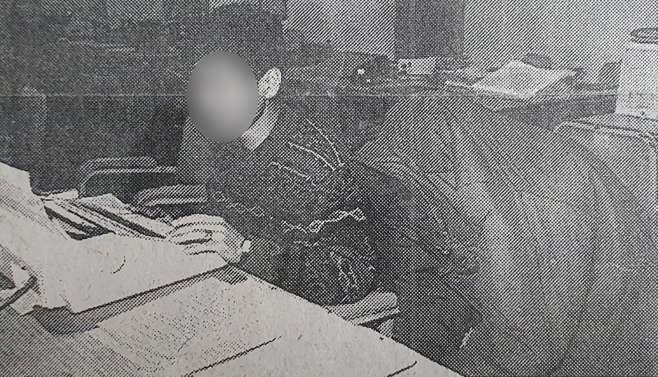 우리나라 강력범죄 사상 최악의 미제사건으로 남아있던 화성연쇄살인사건의 용의자가 30여년 만에 특정됐다. 사진은 화성연쇄살인사건의 유력한 용의자로 지목된 A씨가 1994년 충북 청주에서 처제를 성폭행한 뒤 살인한 협의로 검거돼 옷을 뒤집어쓴 채 경찰조사를 받고 있는 모습. 연합뉴스
