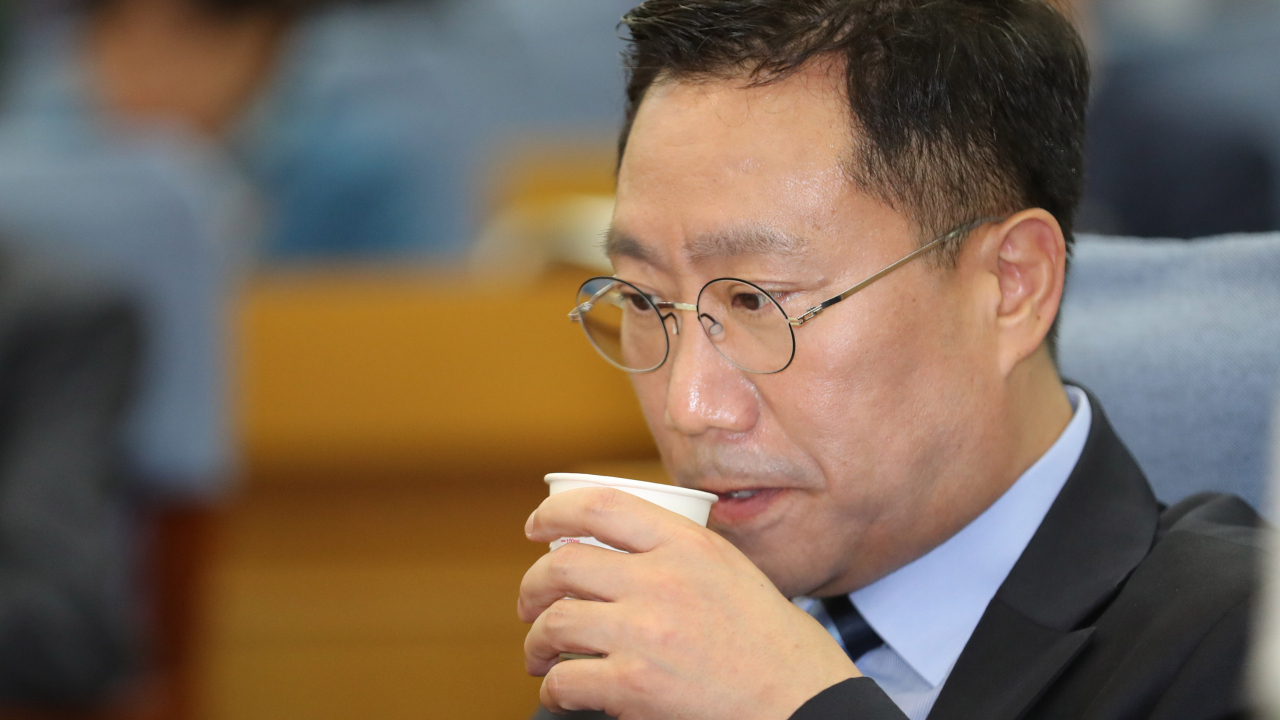 양정철 민주연구원장이 지난 20일 오전 국회 의원회관에서 열린 더불어 2019 정책페스티벌 평화경제 대토론회에서 물을 마시고 있다. [연합뉴스]