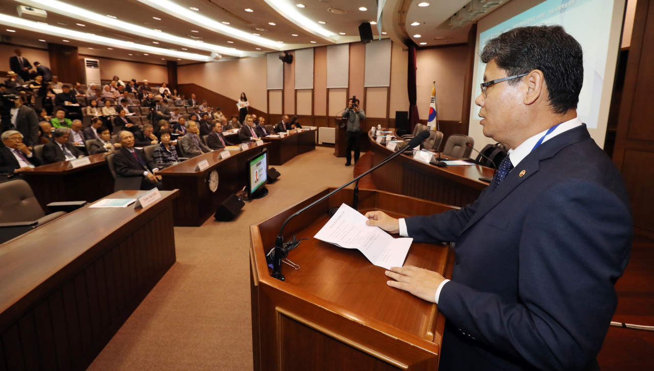김연철 통일장관이 23일 서울 종로구 삼청동 경남대학교 극동문제연구소에서 열린 ‘경남대 극동문제연구소 47주년, 북한대학원대 30주년 기념 국제학술회의’ 개회식에서 기조연설을 하고 있다. [연합]