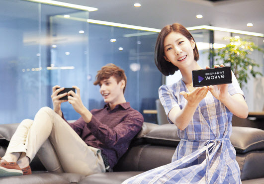 콘텐츠웨이브 모델이 통합 OTT 서비스 ‘웨이브’를 알리고 있다. [콘텐츠웨이브 제공]