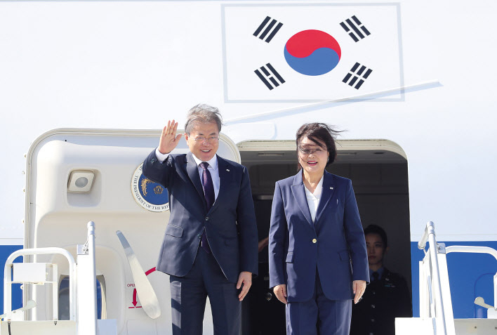 문재인 대통령과 김정숙 여사가 22일 오후(현지시간) 뉴욕JFK 공항에 도착한 공군1호기에서 환영객들에게 인사하고 있다. 문 대통령은 유엔총회 연설과 한미정상 회담 등을 위해 미국을 방문했다. [연합]