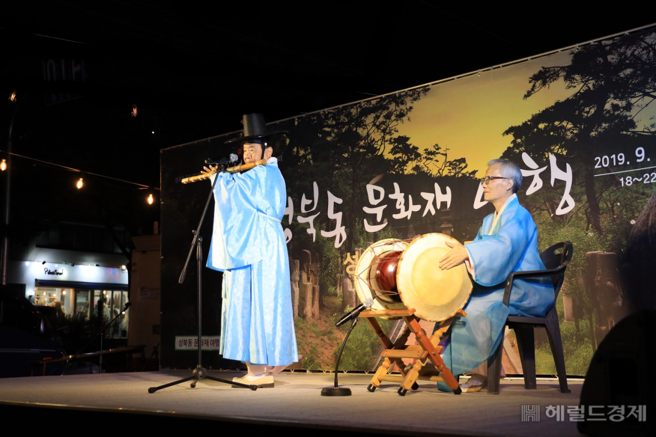 성북동 문화재 야행’에서 국가무형문화재 제45호 대금산조 예능보유자 이생강선생이 대금산조 연주를 하고 있다. [성북구]