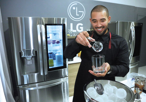 LG전자가 19일(현지시간)부터 22일까지 미국 뉴욕에 ‘LG 인스타뷰 냉장고(LG InstaView Door-in-Door Refrigerators with Craft Ice)’ 신제품을 체험할 수 있는 팝업 스토어를 열었다고 23일 밝혔다. ‘LG 인스타뷰 냉장고’는 호텔 라운지나 대형 바 등에서 경험할 수 있는 구형(球形) 얼음을 집에서 즐길 수 있는 제품이다. 고객은 제품 하단의 냉동칸에서 지름 약 50㎜의 크고 투명한 구형 얼음인 크래프트 아이스를, 상단의 얼음 디스펜서에서는 각얼음과 조각얼음을 만들 수 있다. 사진은 칵테일 전문가가 LG 인스타뷰 냉장고에서 꺼낸 구형(球形) 얼음인 크래프트 아이스를 컵에 담고 있다. [LG전자 제공]