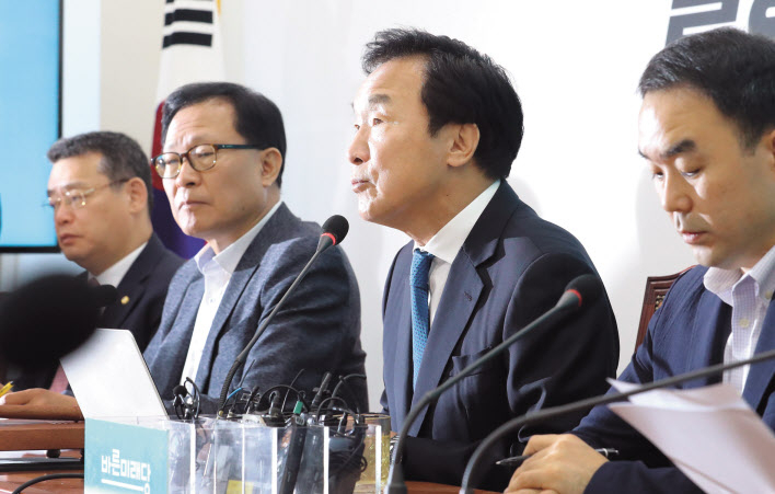 손학규 바른미래당 대표(왼쪽 세번째)가 23일 오전 국회에서 열린 최고위원회의에서 발언하고 있다. [연합]