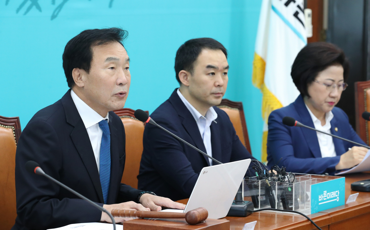 바른미래당 손학규 대표(왼쪽)가 23일 오전 국회에서 열린 최고위원회의에서 발언하고 있다.[연합]
