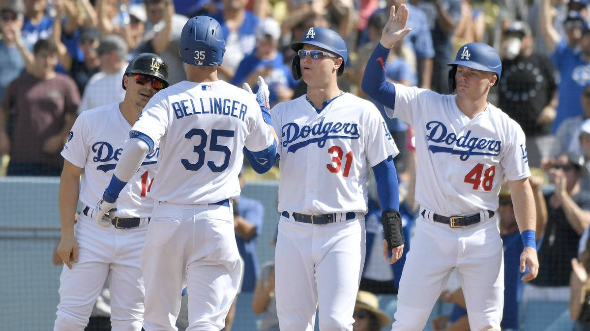 LA 다저스의 코디 벨린저(왼쪽 두 번째)가 23일(한국시간) 2019 미국 프로야구 메이저리그(MLB) 콜로라도 로키스와 홈경기에서 5회말 5-0으로 달아나는 만루 홈런을 때린 뒤 동료들의 축하를 받고 있다. [LA 다저스 트위터 캡처]
