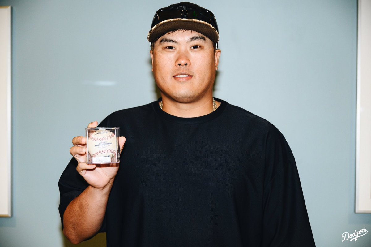 LA 다저스 투수 류현진이 23일(한국시간) 2019 미국 프로야구 메이저리그(MLB) 콜로라도 로키스와 경기가 끝난 뒤 자신이 친 홈런 공을 들고 기념촬영을 하고 있다. 그는 이날 메이저리그 데뷔 첫 홈런을 때렸다. [LA 다저스 트위터 캡처]