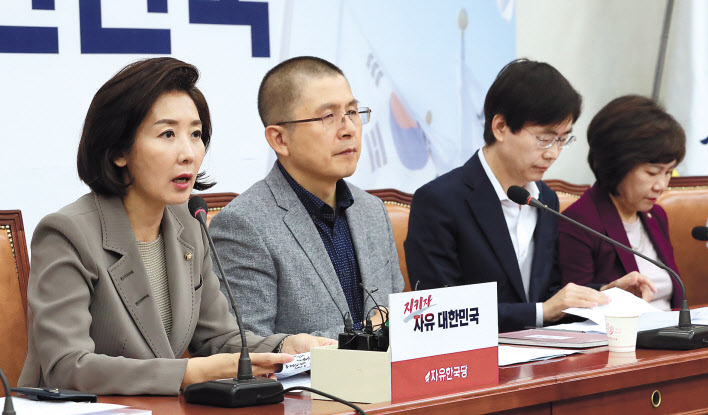 나경원 자유한국당 원내대표가(왼쪽 첫번째) 23일 오전 국회에서 열린 최고위원회의에서 발언하고 있다. [연합]