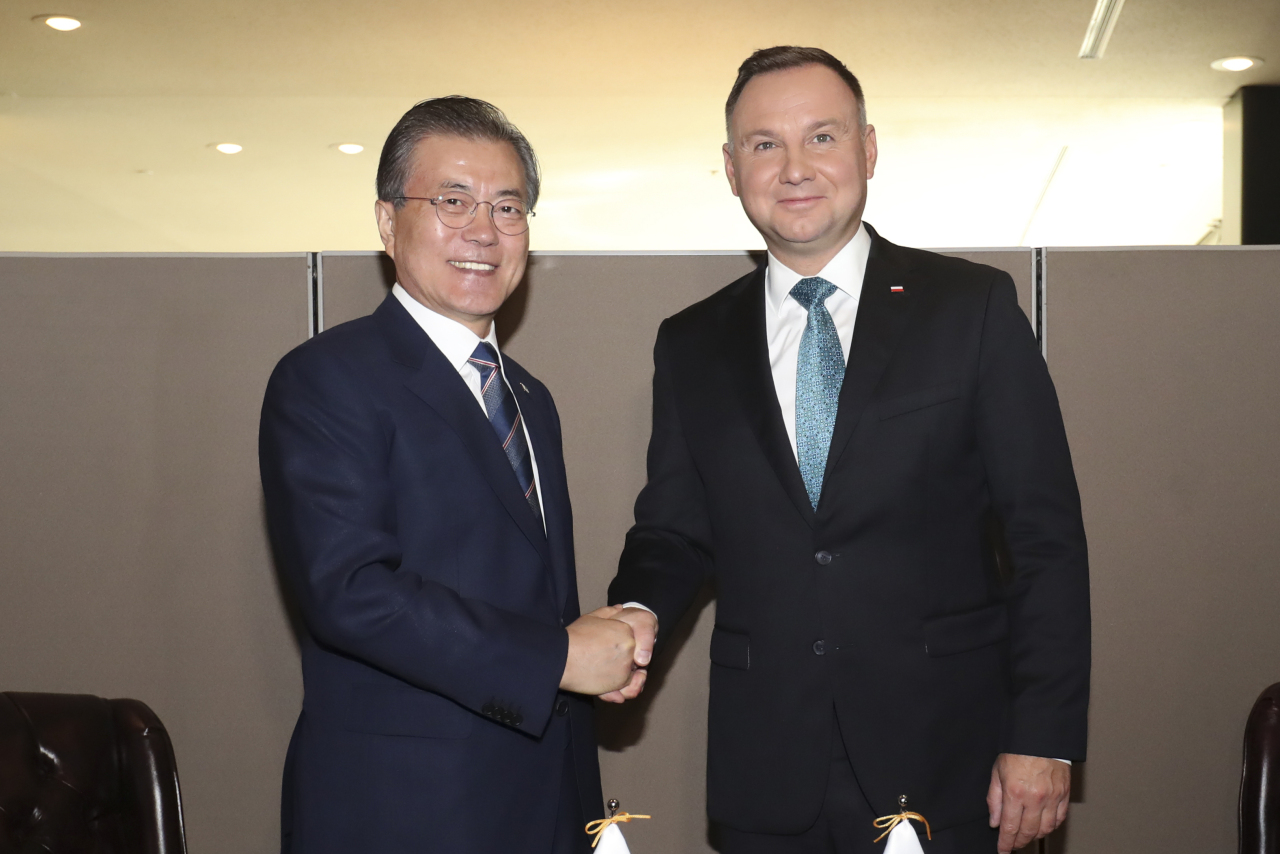 President Moon Jae-in and Polish President Andrzej Duda shake hands ahead of the summit meeting in New York on Monday. Yonhap