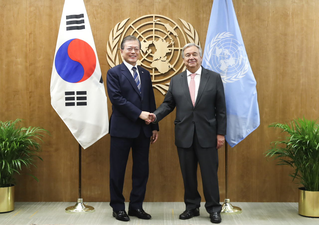 President Moon Jae-in and UN Secretary General Antonio Guterres pose for a photograph ahead of their meeting in New York on Monday. Yonhap