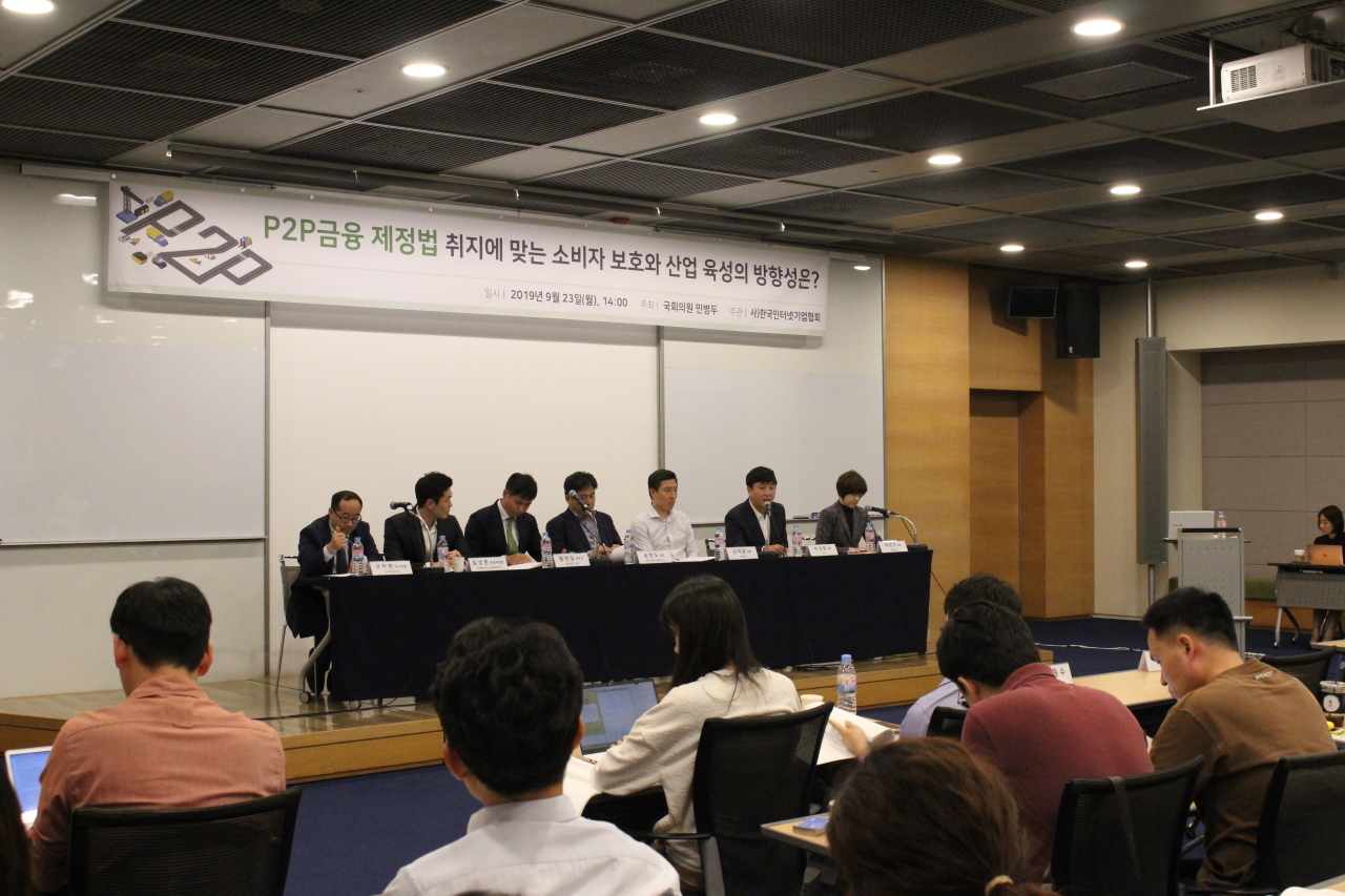 Speakers at a parliamentary debate on Sept. 23 discuss ways for a soft-landing of a bill dedicated to marketplace financing at the headquarters of Korea Chamber of Commerce & Industry in Seoul. From left: KDI researcher Koo Ja-hyun, Lendit CEO Kim Sung-joon, Shin & Kim Attorney at Law Hwang Hyun-il, FSC Director Song Hyun-do, PeopleFund CEO Joey Kim, Funda CEO Sean Park and Yellowdog CEO & Representative Director Je Hyun-joo. Lendit