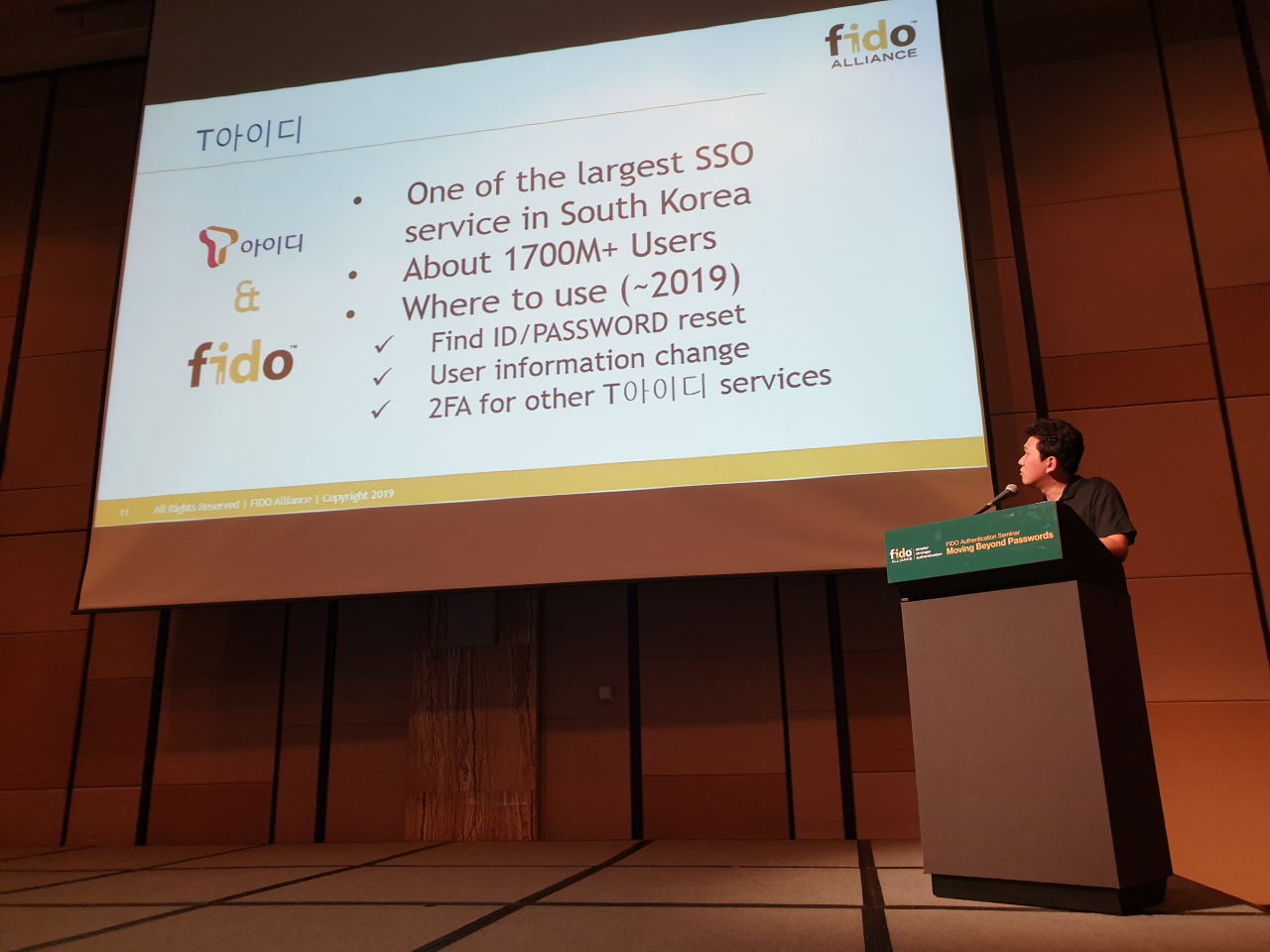〈사진〉23일 밀레니엄 힐튼 서울에서 개최된 '2019 FIDO 서울 세미나'에서 신민일 SK텔레콤 ICT기술센터 매니저가 발표하는 모습 [사진=정태일 기자]