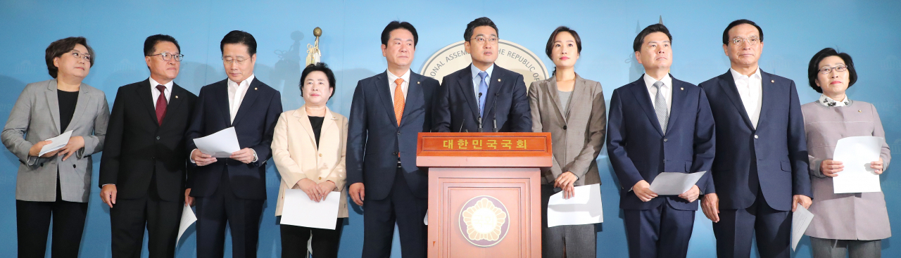 바른미래당 소속 의원들이 24일 오전 국회 정론관에서 하태경 최고위원 징계 철회 기자회견을 하고 있다. 왼쪽부터 이혜훈, 정운천, 이태규, 신용현, 이동섭, 오신환, 김수민, 지상욱, 김중로, 신용현 의원. [연합]