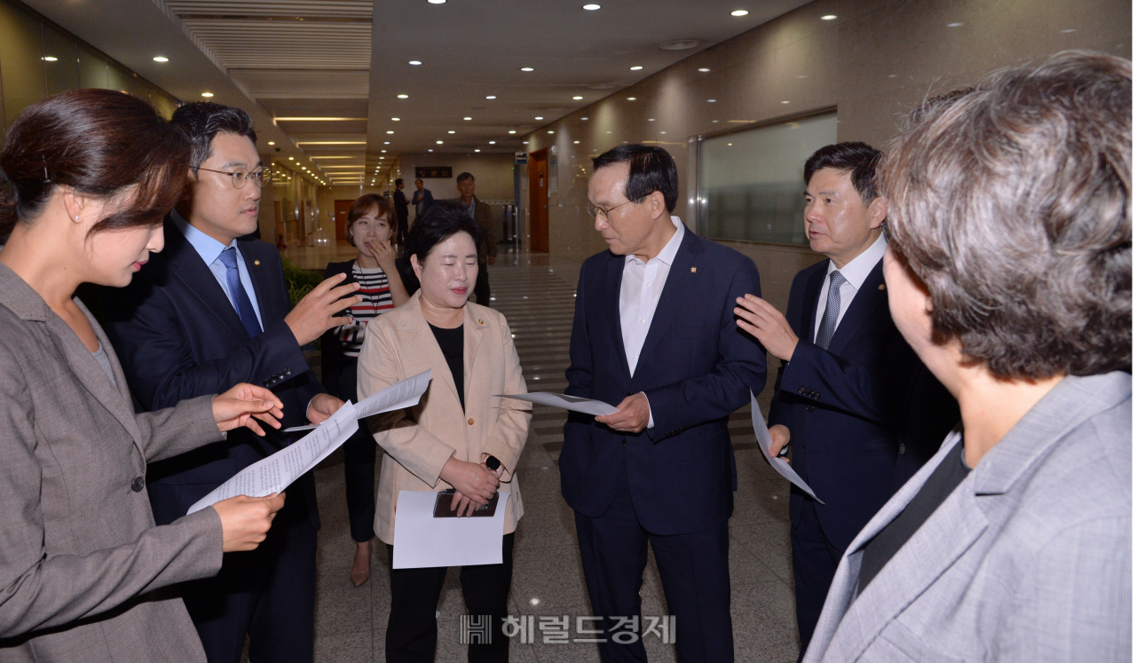바른미래당 소속 의원들이 24일 ‘하태경 징계 철회’ 기자회견에 앞서 대화를 하고 있다. 왼쪽부터 김수민, 오신환, 신용현, 김중로, 지상욱, 이혜훈 의원. 정희조 기자/checho@heraldcorp.com
