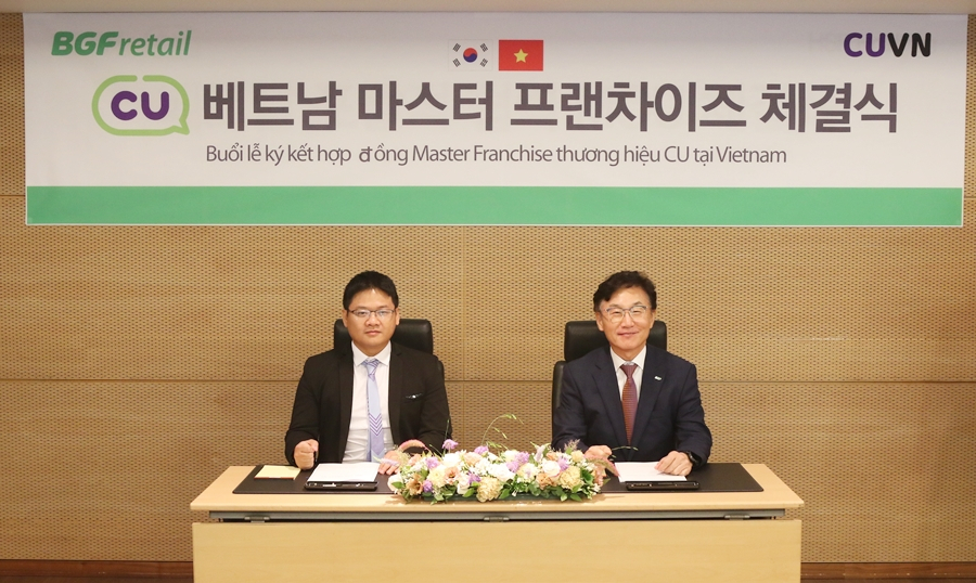 CU베트남 박재구 BGF리테일 박재구 대표가 응우옌만민 CUVN 대표와 MFC계약을 체결하고 있다.