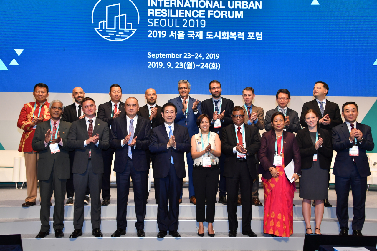 지난 23일 서울 중구 롯데호텔에서 열린 '2019 서울 국제 도시회복력 포럼'에서 박원순 서울시장이 도시회복력 공동선언문을 발표한 뒤 세계 14개 도시의 리더들이 기념사진을 찍고 있다. [서울시 제공]