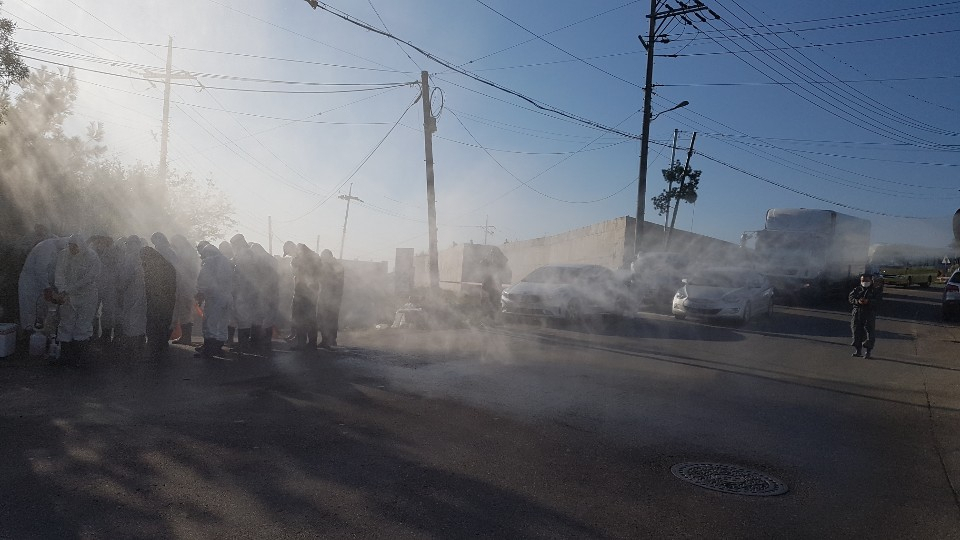 아프리카돼지열병(ASF) 발병이 확진된 경기도 김포 통진읍의 한 양돈농장 앞. 살처분을 마친 업체 직원들이 소독차를 통해 소독을 하고 있다. [정세희 기자/say@heraldcorp.com]