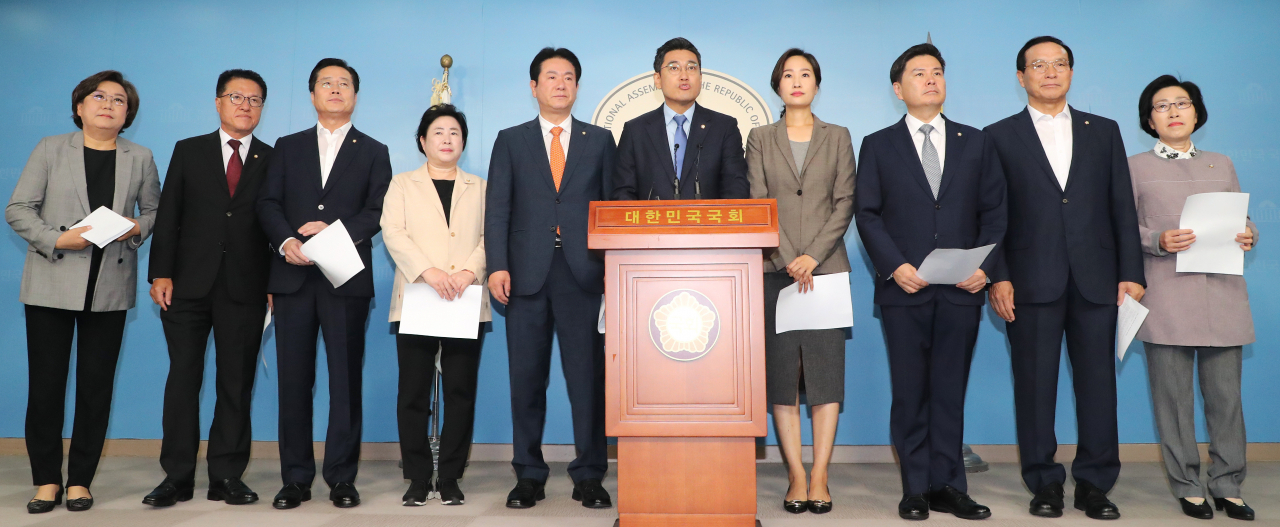 바른미래당 소속 의원들이 24일 오전 국회 정론관에서 하태경 최고위원 징계 철회 기자회견을 하고 있다. 왼쪽부터 이혜훈, 정운천, 이태규, 신용현, 이동섭, 오신환, 김수민, 지상욱, 김중로, 신용현 의원. [연합]