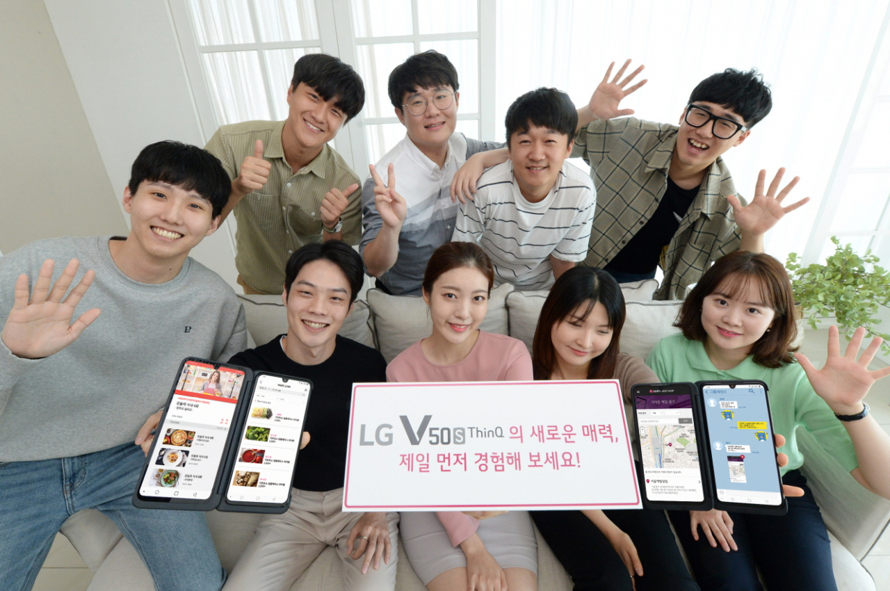 LG전자 모델들이 'LG V50S ThinQ' 체험단 모집을 안내하고 있다. [LG전자 제공]