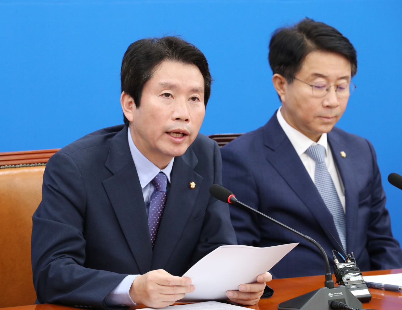 더불어민주당 이인영 원내대표(왼쪽)가 24일 오전 국회에서 열린 원내대책회의에서 발언하고 있다. 연합뉴스