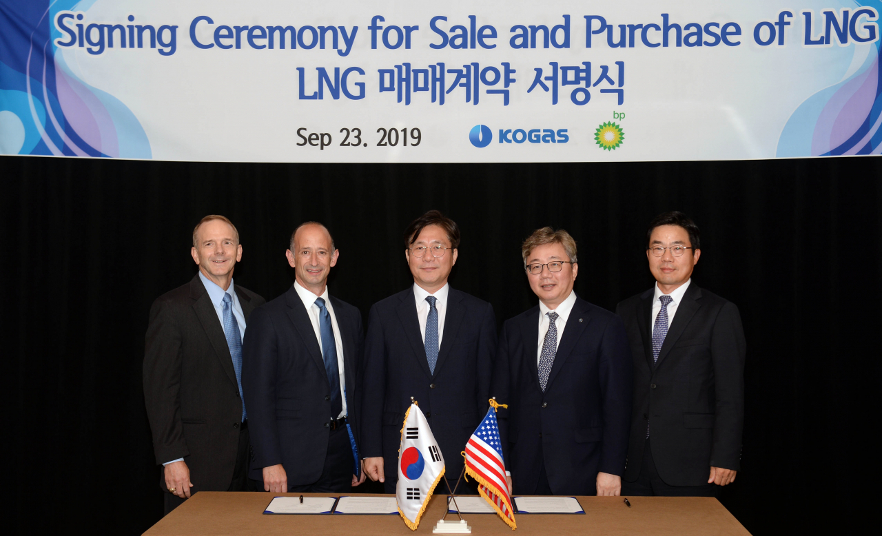 23일(현지시간) 미국 뉴욕 더웨스틴타임스퀘어호텔에서 열린 한국가스공사와 BP의 미국산 LNG 장기매매계약 체결식에서 참석자들이 기념촬영을 하고 있다. 왼쪽부터 BP 제임스 스트로건 미국지사 부사장·로버트 로손 가스 마케팅 회장, 성윤모 산업통상자원부 장관, 채희봉 한국가스공사 사장, 박성택 주미대사관 상무관.［연합］