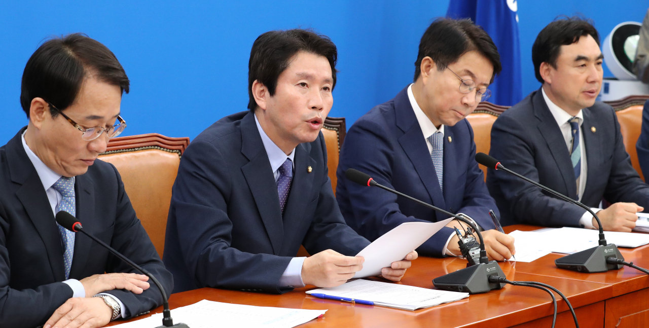 더불어민주당 이인영 원내대표(왼쪽 두번째)가 24일 오전 국회에서 열린 원내대책회의에서 발언하고 있다. 연합뉴스