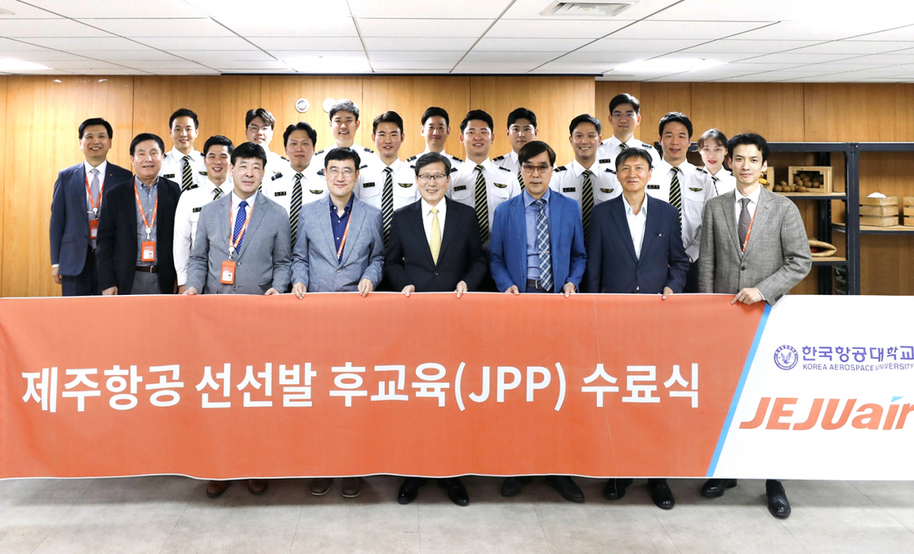 지난 23일 서울 강서구 제주항공 서울지사에서 진행된 JPP(JEJUair Pilot Program) 1기 수료식에서 12명의 수료자들이 기념사진을 찍고 있다. [제주항공 제공]